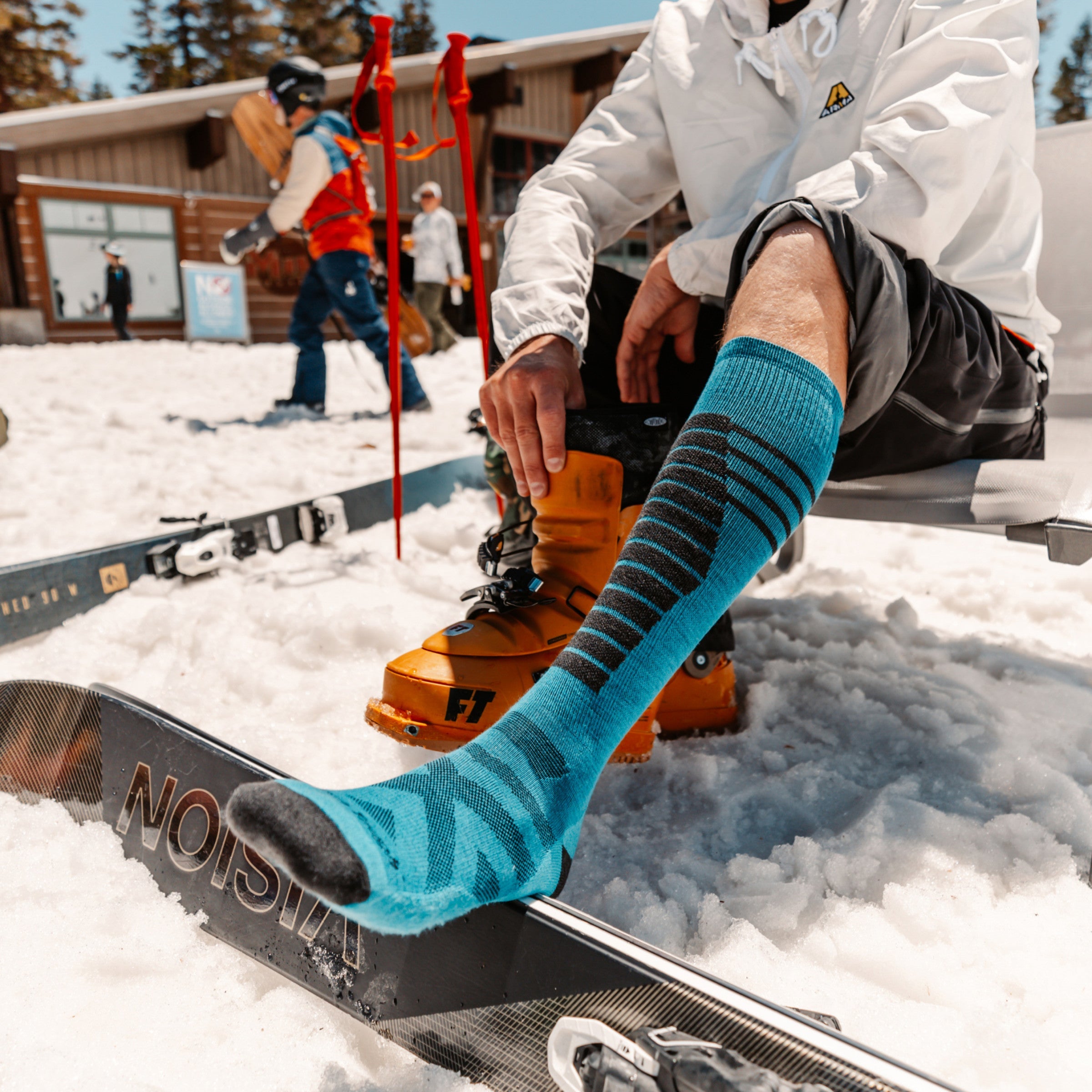 Darn Tough Socks Men's Edge Over-the-Calf Midweight Ski & Snowboard Sock-Last Chance - Image 6