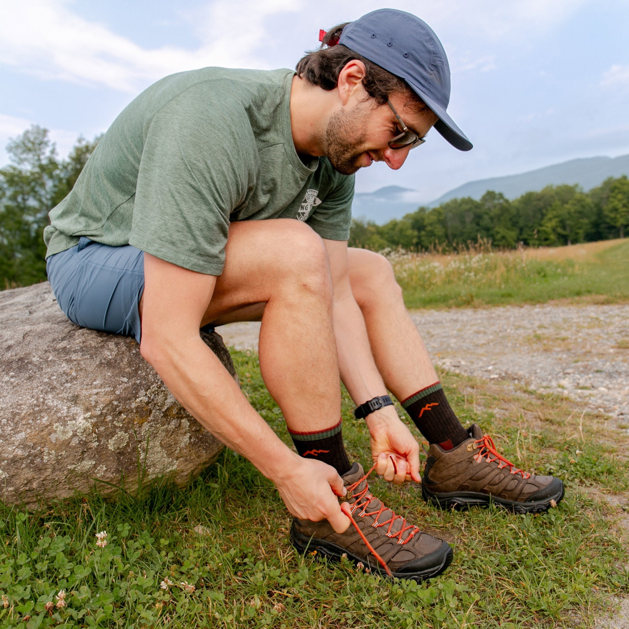 Darn Tough Socks Men's Hiker Micro Crew Midweight Hiking Socks - Image 4