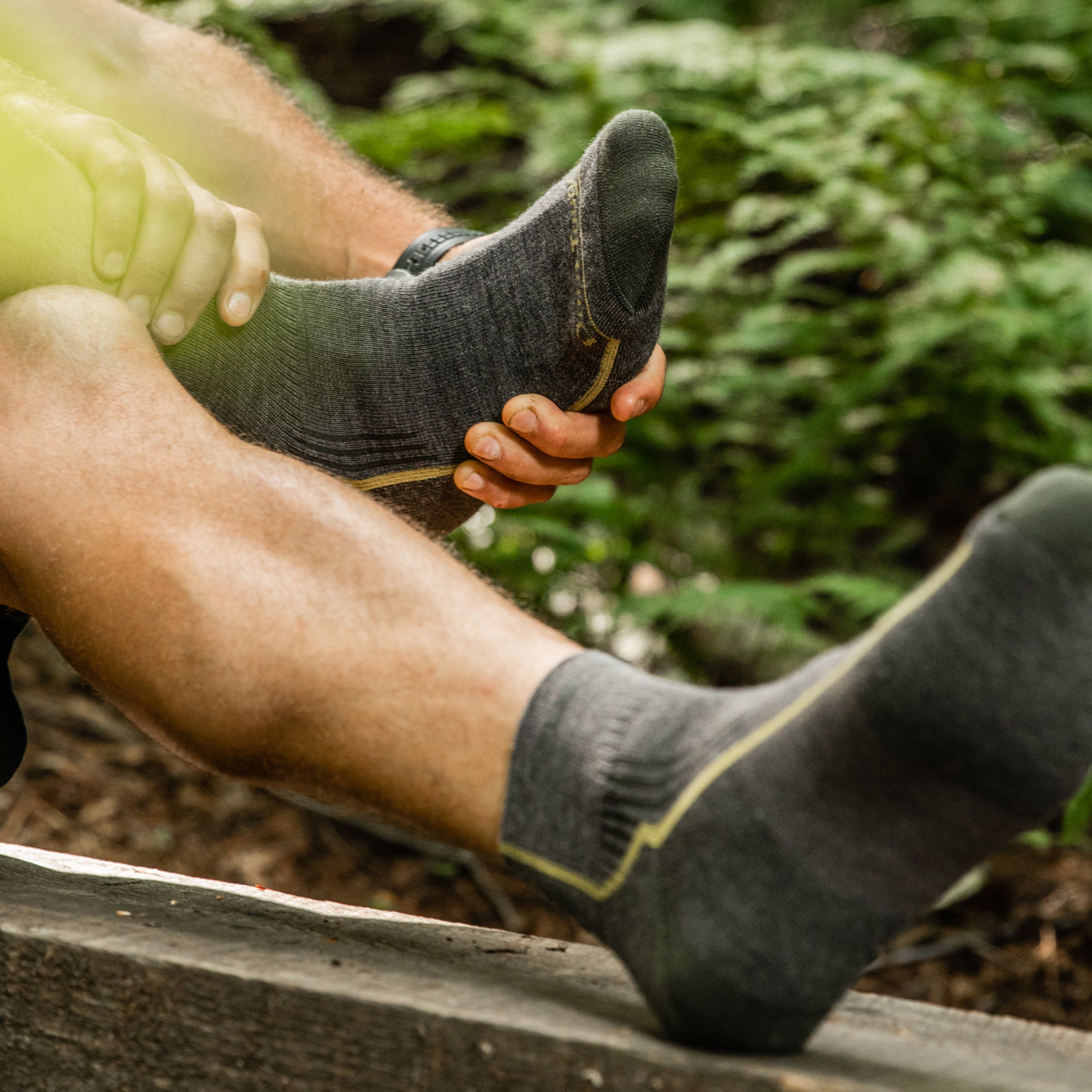 Darn Tough Socks Men's Hiker Quarter Midweight Hiking Socks - Image 3
