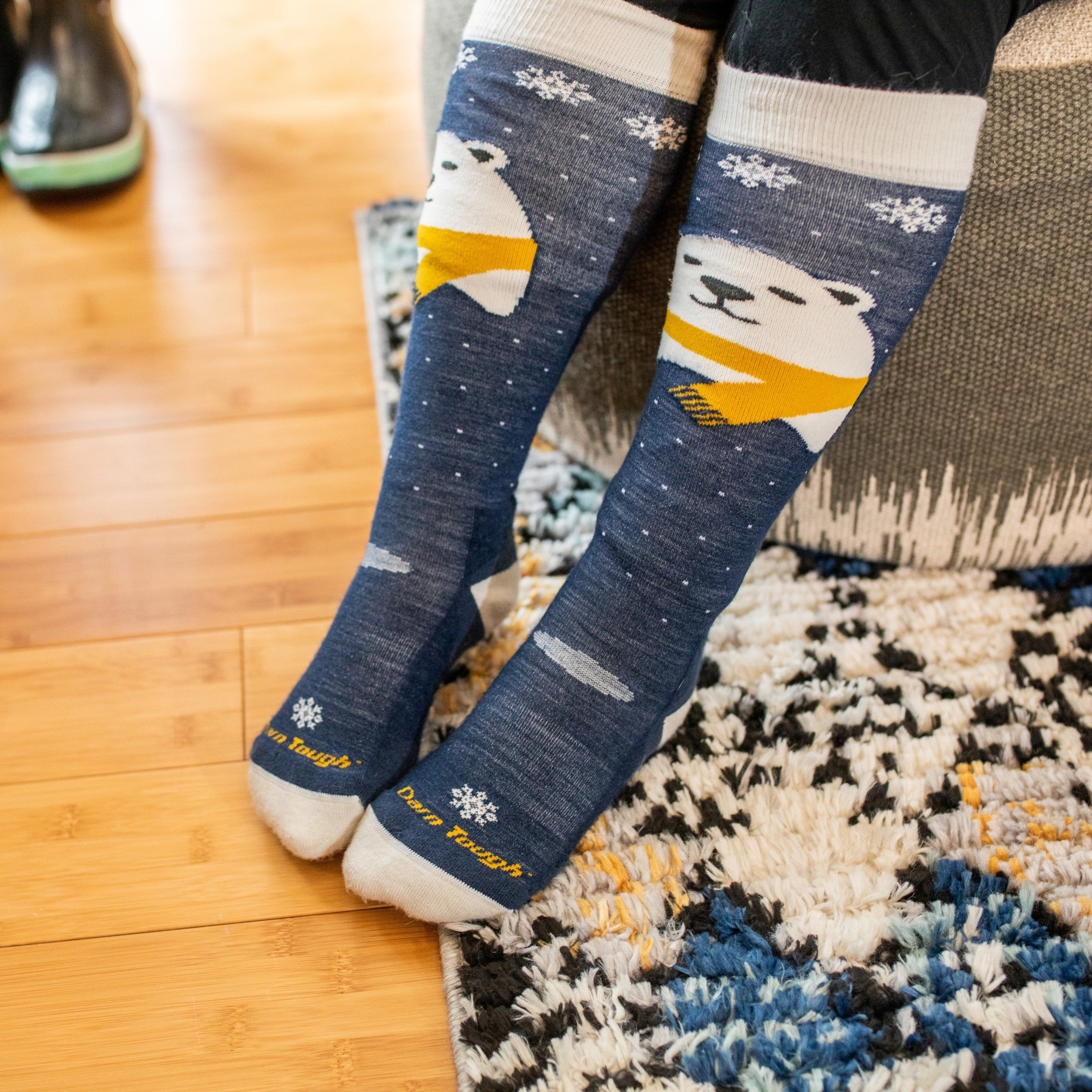 Darn Tough Socks Kids Polar Bear Over-the-Calf Midweight Ski & Snowboard Socks - Image 4